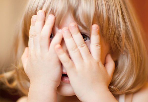 Shy child: mitä tehdä vanhemmille