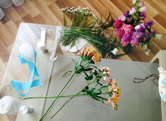 Yhdistelmä alstroemeria ja pieni ruusu kimppu