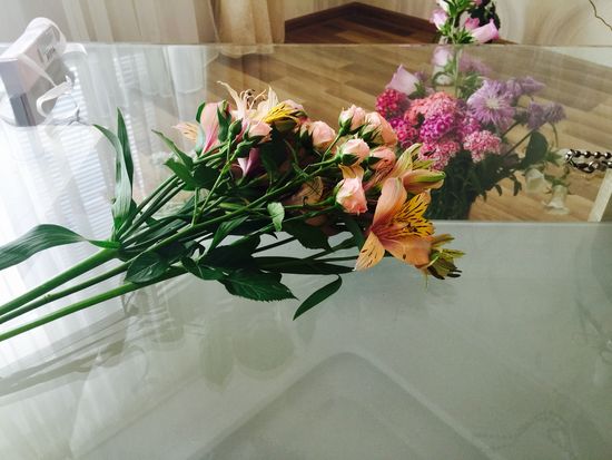 Yhdistä alstroemeria ja pieni ruusu kimppuun