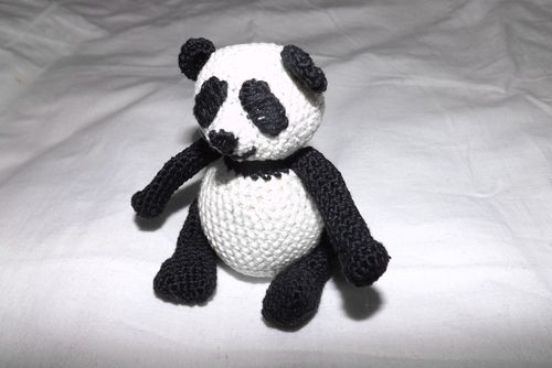 Neulottu panda-lelu omalla kädelläsi