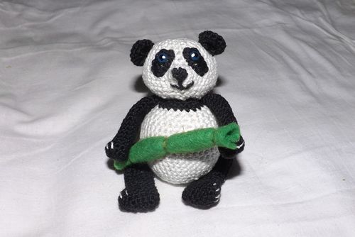 Neulottu panda-lelu omalla kädelläsi