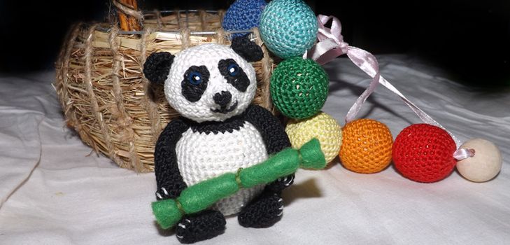 Neulottu panda-lelu omalla kädelläsi