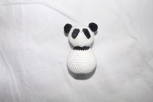 Neulottu panda-lelu omalla kädelläsi