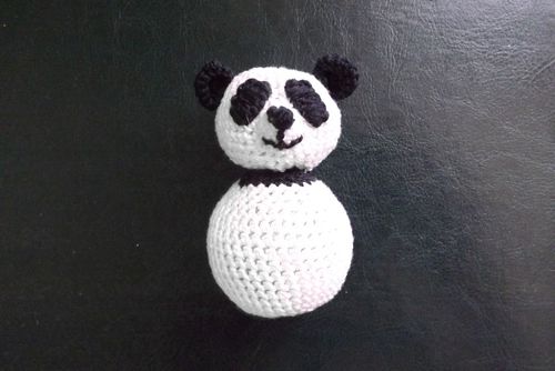 Neulottu panda-lelu omalla kädelläsi