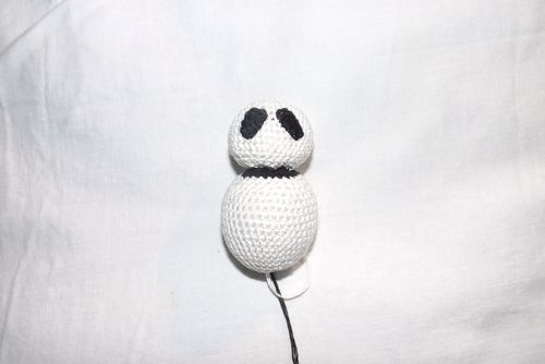 Neulottu panda-lelu omalla kädelläsi