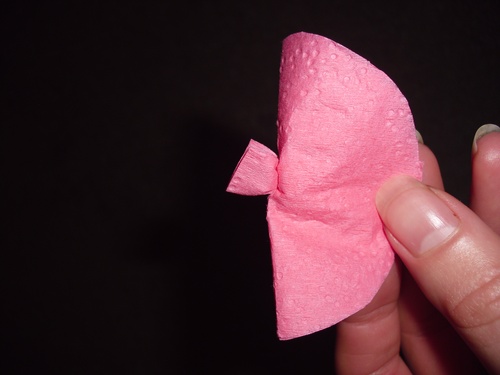 Värillisen paperin neilikat omilla kädillä 9. toukokuuta