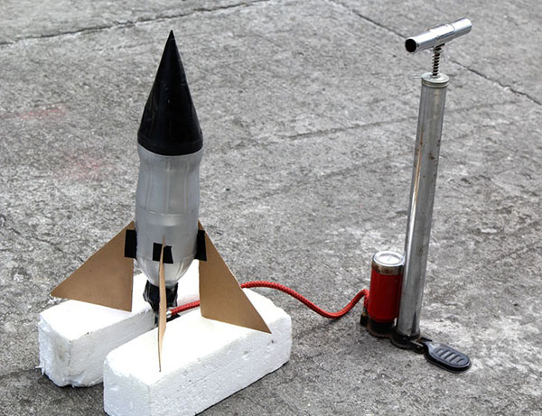 Kuinka tehdä raketti omiin käsiisi