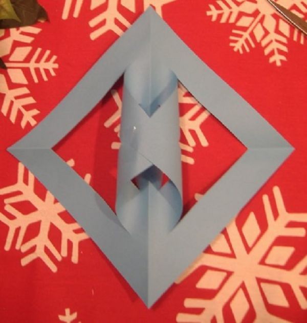 Kauniita lumihiutaleita vuoden 2017 uusivuosi omilla käsiinsä paperilla - kaavioita ja valokuvia vaiheittain. Master-luokat lapsille suurissa lumihiutaleissa origami-tekniikassa