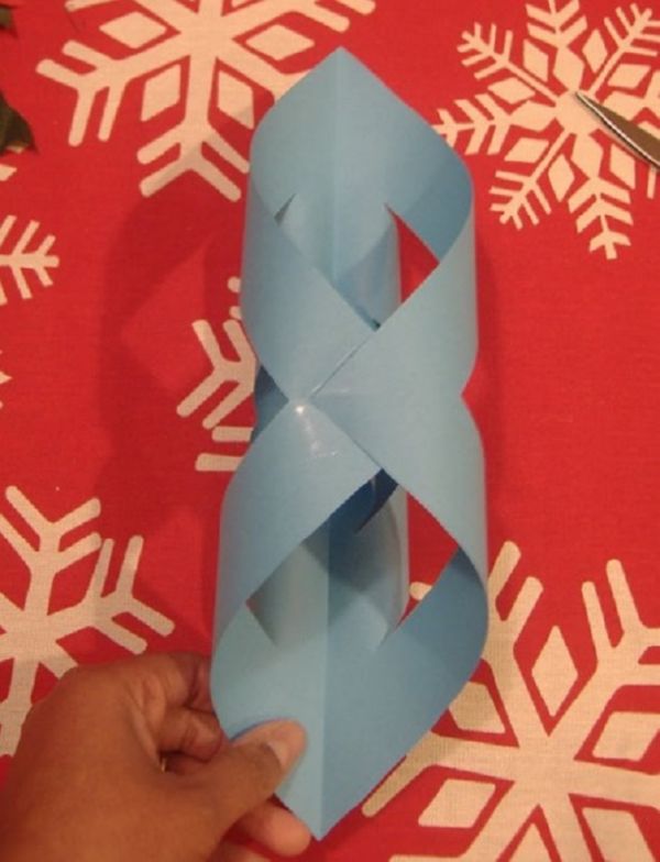 Kauniita lumihiutaleita vuoden 2017 uusivuosi omilla käsiinsä paperilla - kaavioita ja valokuvia vaiheittain. Master-luokat lapsille suurissa lumihiutaleissa origami-tekniikassa