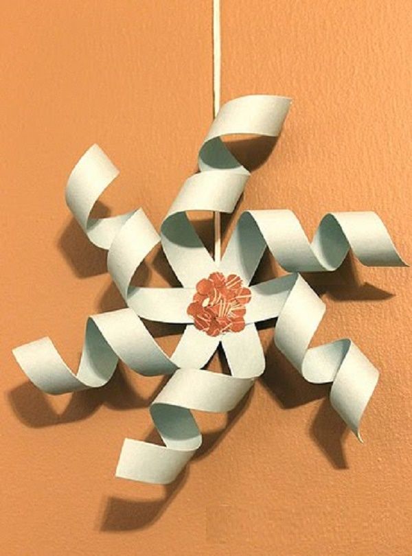 Kauniita lumihiutaleita vuoden 2017 uusivuosi omilla käsiinsä paperilla - kaavioita ja valokuvia vaiheittain. Master-luokat lapsille suurissa lumihiutaleissa origami-tekniikassa