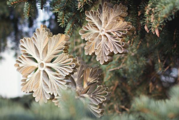 Kauniita lumihiutaleita vuoden 2017 uusivuosi omilla käsiinsä paperilla - kaavioita ja valokuvia vaiheittain. Master-luokat lapsille suurissa lumihiutaleissa origami-tekniikassa