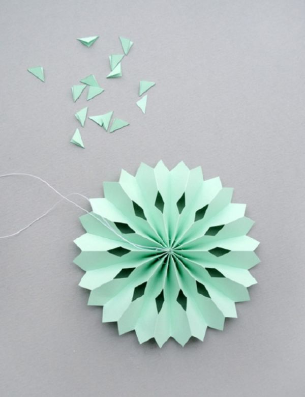 Kauniita lumihiutaleita vuoden 2017 uusivuosi omilla käsiinsä paperilla - kaavioita ja valokuvia vaiheittain. Master-luokat lapsille suurissa lumihiutaleissa origami-tekniikassa