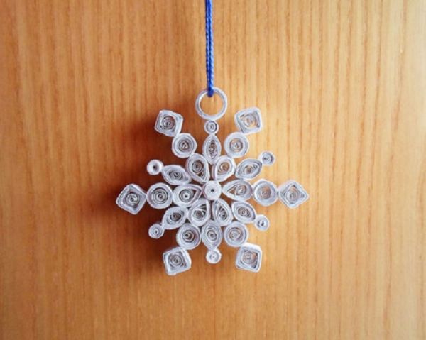 Kauniita lumihiutaleita vuoden 2017 uusivuosi omilla käsiinsä paperilla - kaavioita ja valokuvia vaiheittain. Master-luokat lapsille suurissa lumihiutaleissa origami-tekniikassa