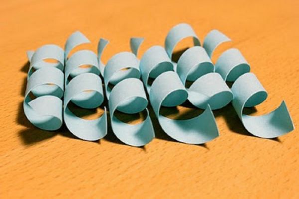 Kauniita lumihiutaleita vuoden 2017 uusivuosi omilla käsiinsä paperilla - kaavioita ja valokuvia vaiheittain. Master-luokat lapsille suurissa lumihiutaleissa origami-tekniikassa