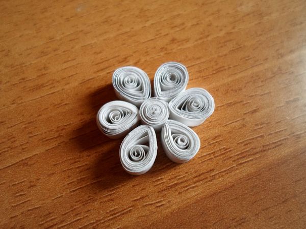 Kauniita lumihiutaleita vuoden 2017 uusivuosi omilla käsiinsä paperilla - kaavioita ja valokuvia vaiheittain. Master-luokat lapsille suurissa lumihiutaleissa origami-tekniikassa
