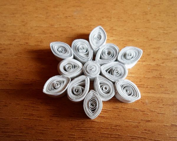 Kauniita lumihiutaleita vuoden 2017 uusivuosi omilla käsiinsä paperilla - kaavioita ja valokuvia vaiheittain. Master-luokat lapsille suurissa lumihiutaleissa origami-tekniikassa