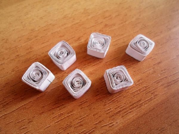 Kauniita lumihiutaleita vuoden 2017 uusivuosi omilla käsiinsä paperilla - kaavioita ja valokuvia vaiheittain. Master-luokat lapsille suurissa lumihiutaleissa origami-tekniikassa