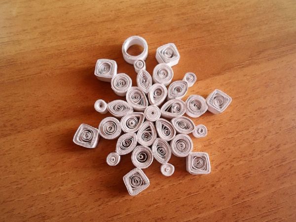 Kauniita lumihiutaleita vuoden 2017 uusivuosi omilla käsiinsä paperilla - kaavioita ja valokuvia vaiheittain. Master-luokat lapsille suurissa lumihiutaleissa origami-tekniikassa