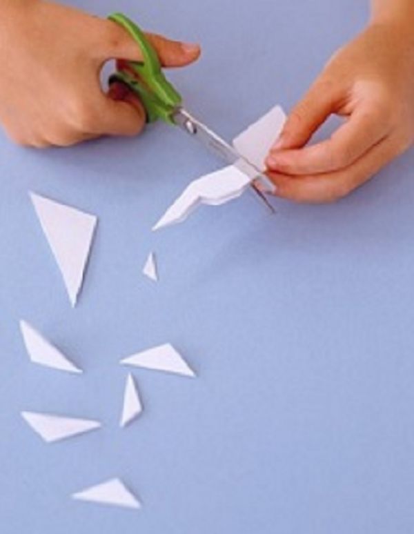 Kauniita lumihiutaleita vuoden 2017 uusivuosi omilla käsiinsä paperilla - kaavioita ja valokuvia vaiheittain. Master-luokat lapsille suurissa lumihiutaleissa origami-tekniikassa