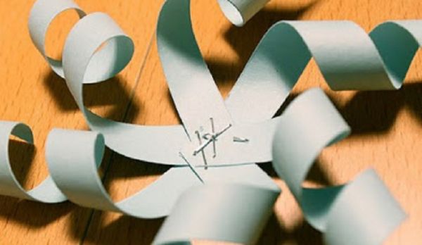 Kauniita lumihiutaleita vuoden 2017 uusivuosi omilla käsiinsä paperilla - kaavioita ja valokuvia vaiheittain. Master-luokat lapsille suurissa lumihiutaleissa origami-tekniikassa