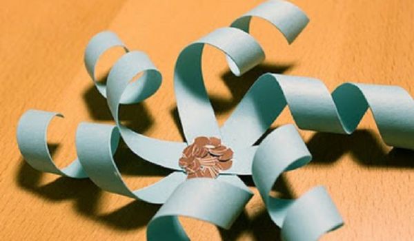 Kauniita lumihiutaleita vuoden 2017 uusivuosi omilla käsiinsä paperilla - kaavioita ja valokuvia vaiheittain. Master-luokat lapsille suurissa lumihiutaleissa origami-tekniikassa
