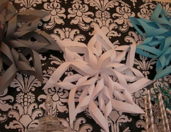 Kauniita lumihiutaleita vuoden 2017 uusivuosi omilla käsiinsä paperilla - kaavioita ja valokuvia vaiheittain. Master-luokat lapsille suurissa lumihiutaleissa origami-tekniikassa