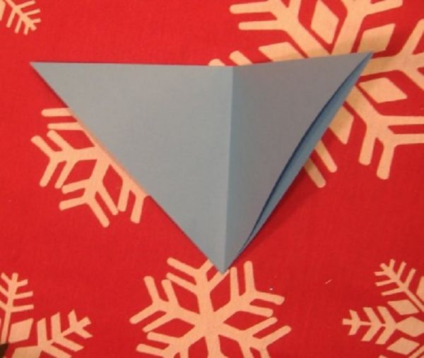 Kauniita lumihiutaleita vuoden 2017 uusivuosi omilla käsiinsä paperilla - kaavioita ja valokuvia vaiheittain. Master-luokat lapsille suurissa lumihiutaleissa origami-tekniikassa