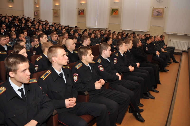 Miten saada työtä poliisilta?