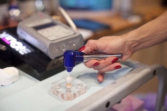 Pysyvä meikki silmien alla olevien mustelmien piilottamiseksi