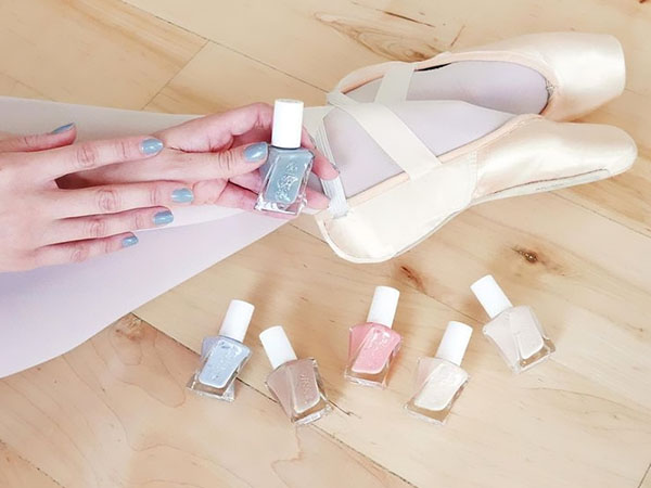 Pastelli manikyyri: kokoelma lakkoja Essie Gel Couture Ballet Nudes 2017