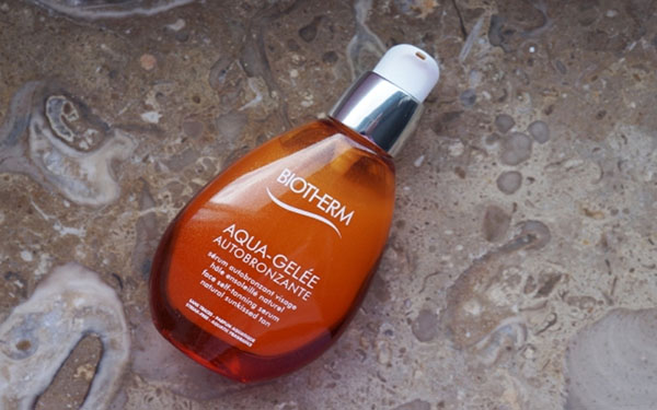 Biotherm Aqua-Gelée Solaire rantaviiva samettimaiselle iholle