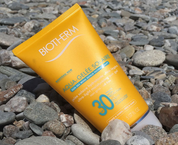 Biotherm Aqua-Gelée Solaire rantaviiva samettimaiselle iholle