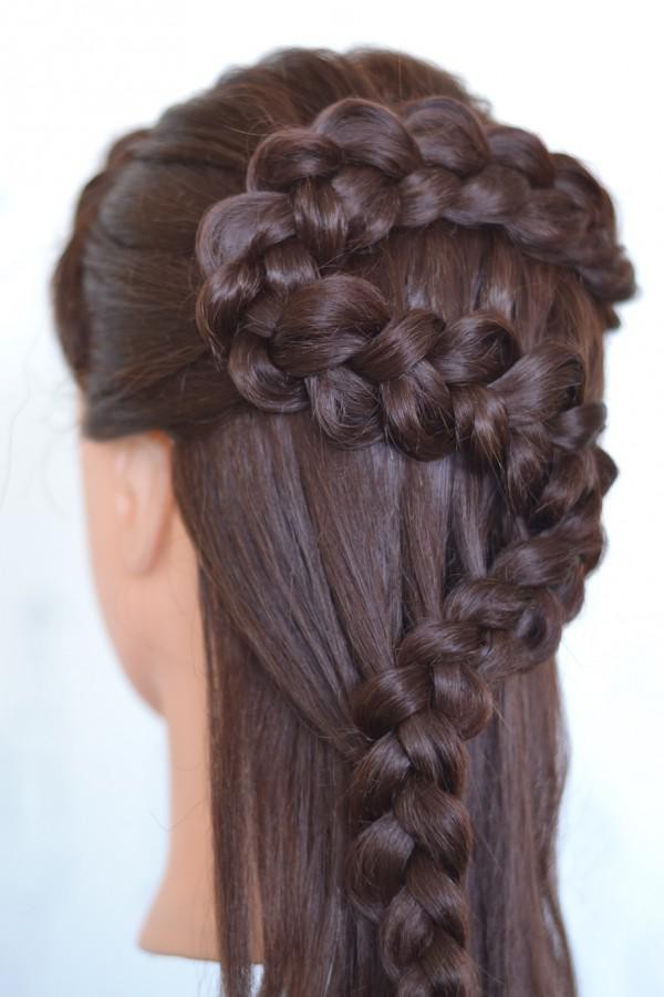 Braid punos keskipitkän hiukset kanssa valokuva