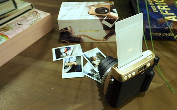 Muotikamera: Michael Kors X Fijifilm Instax Mini 70