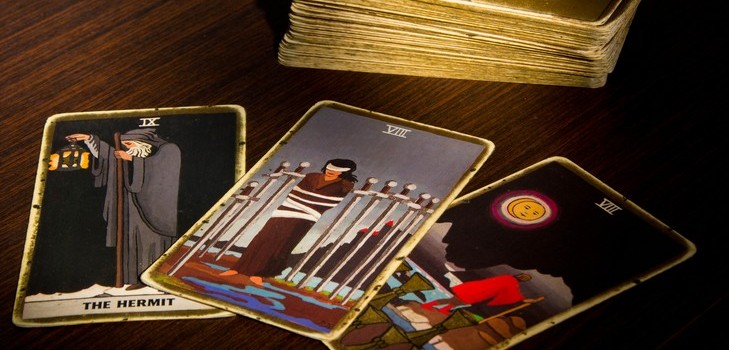 Tarotin ennustaminen tulevaisuuden puolesta