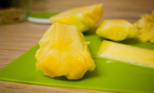 Miten leikata ananas oikein ja kauniisti