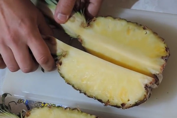 Miten leikata ananas oikein ja kauniisti