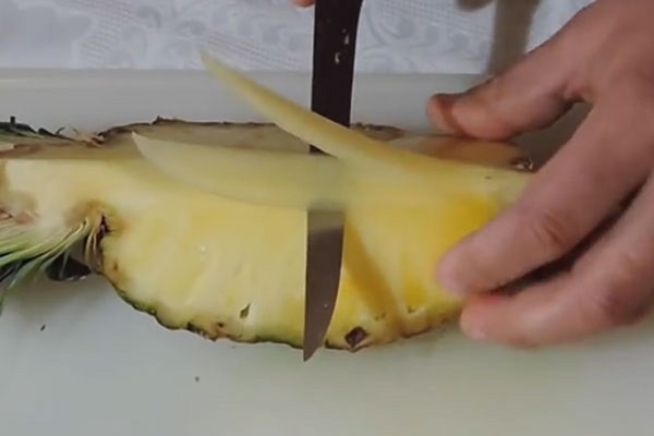 Miten leikata ananas oikein ja kauniisti