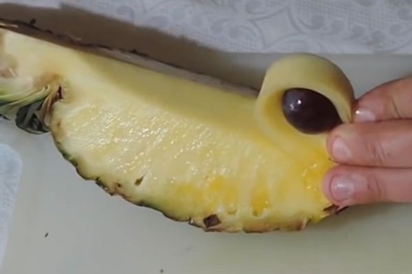 Miten leikata ananas oikein ja kauniisti