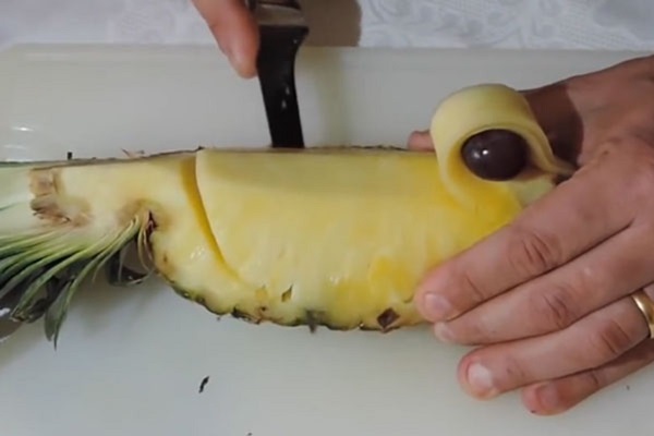 Miten leikata ananas oikein ja kauniisti