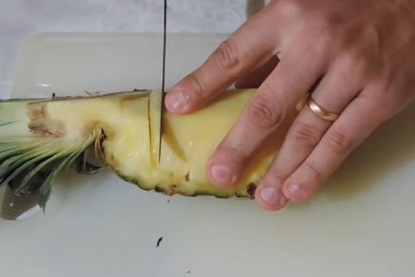 Miten leikata ananas oikein ja kauniisti