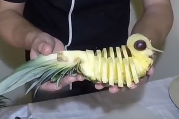 Miten leikata ananas oikein ja kauniisti