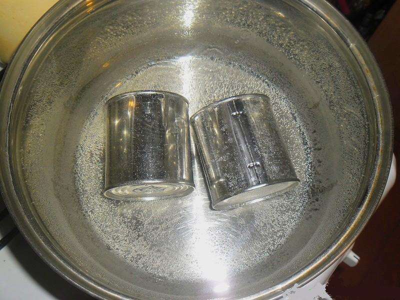 Kuinka keittää kondensoitua maitoa astiaan?