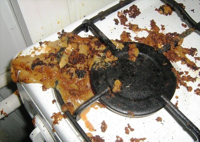 Kuinka keittää kondensoitua maitoa astiaan?