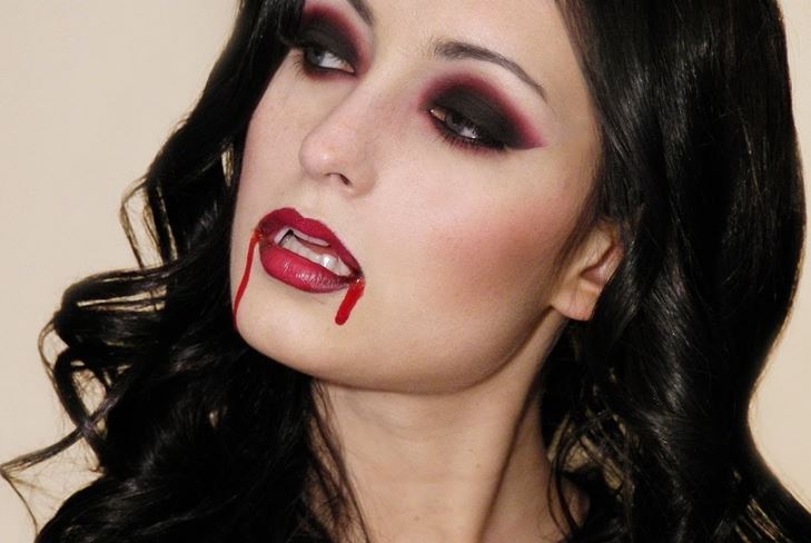 Vampyyri puku Halloween: kuva miten tehdä omia käsiä