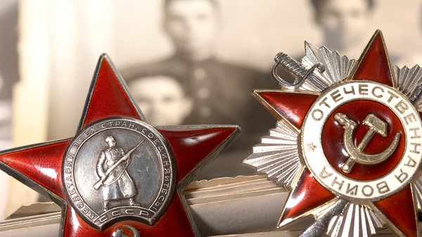 Viralliset ja lyhyt onnittelut Isänmaan puolustajan päivästä (23. helmikuuta) kollegoineen