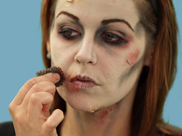 Pelottava meikki Halloweenille omilla kädillä tytöille ja tytöille