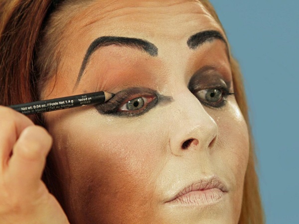 Pelottava meikki Halloweenille omilla kädillä tytöille ja tytöille