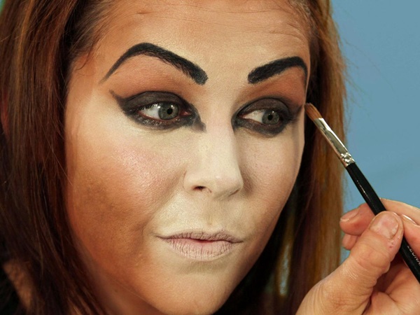 Pelottava meikki Halloweenille omilla kädillä tytöille ja tytöille