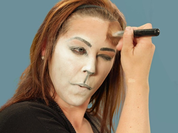 Pelottava meikki Halloweenille omilla kädillä tytöille ja tytöille